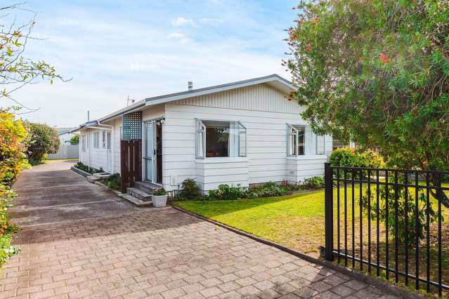 A sunny, spacious classic in Nukuhau