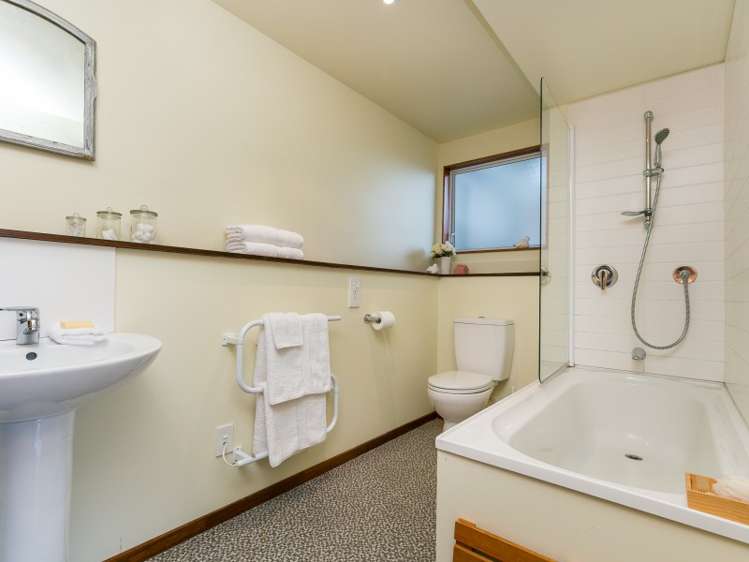 15 Broomhill Road Highbury_16