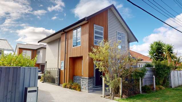 Modern & Low-Maintenance Living in Waterloo !!!