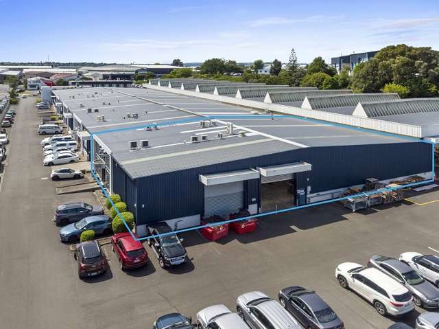 Vacant warehouse with high-end offices for sale in sought-after Mt Wellington