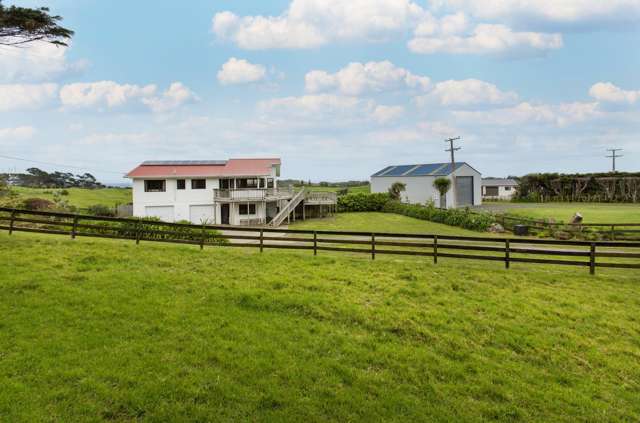 Baylys Beach Lifestyle With Industrial Shed