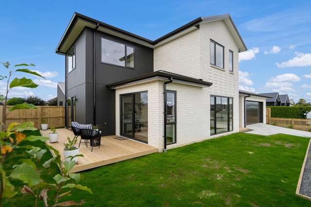 Stylish New Living with Sun & Views