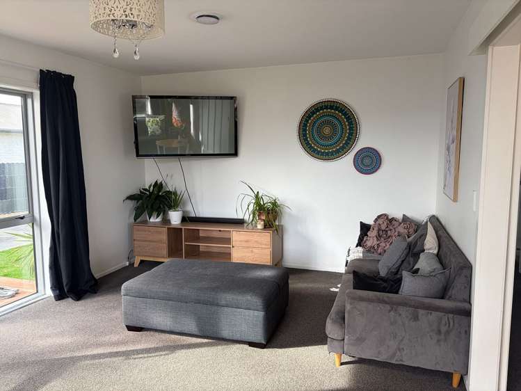 2/11 Farnborough Street Aranui_3
