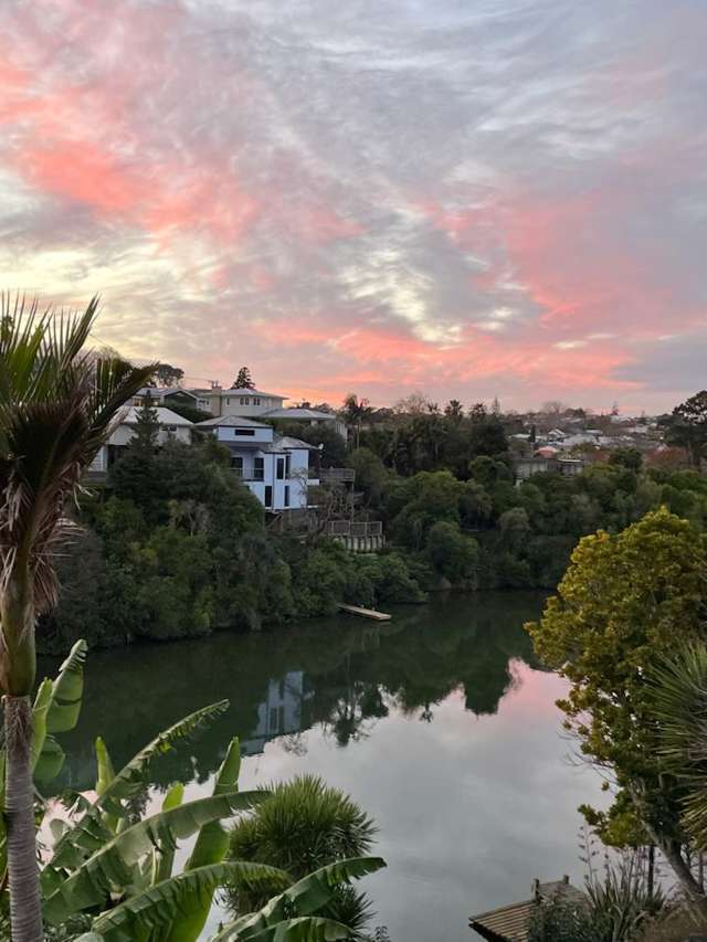 Peaceful unit with views over the water