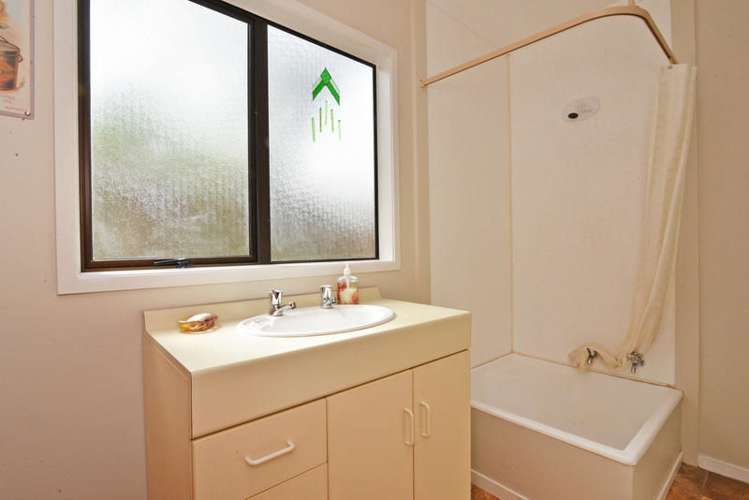 2/46a Captain Scott Road Glen Eden_7