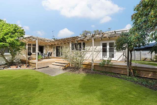 Spacious 6-Bedroom Home on 1,280m2 Section