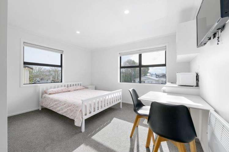2/54a Cook Street 1074_3