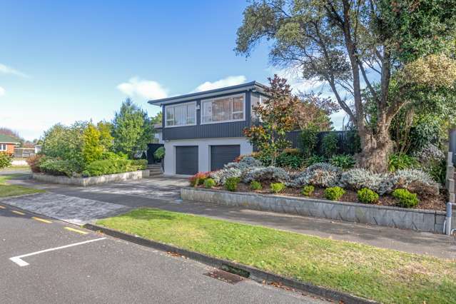 Like new! Double glazed, modern living.