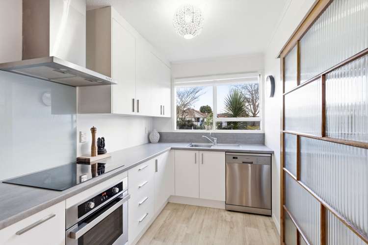 2/2 Lomax Place_2