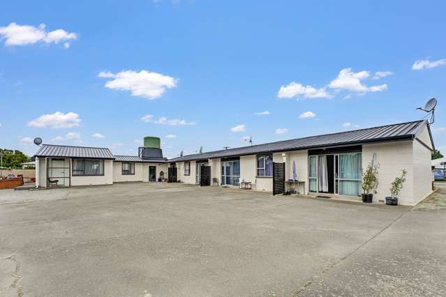 5 UNIT COMPLEX - YOUR NEXT INVESTMENT!