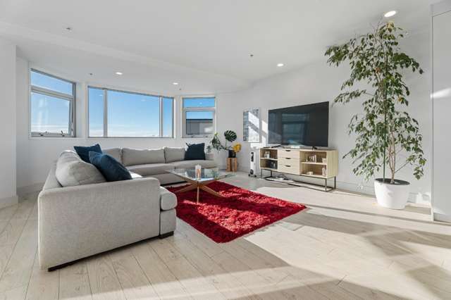 City Sophistication with Harbour Views