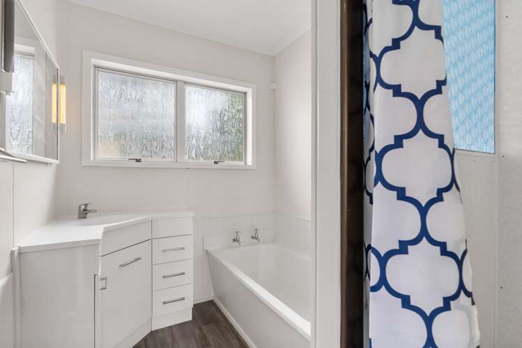 8 Kiwi Esplanade Mangere Bridge_12