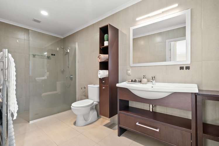 49 Intrepid Crescent Beachlands_19