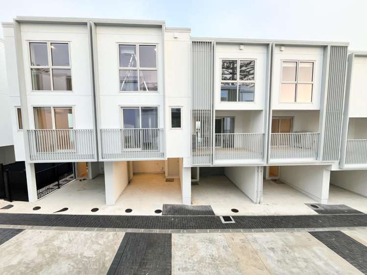 12/9 Aeroview Drive 1603_12