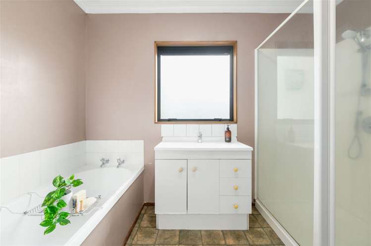 8 Surrey Lane Glenview_12