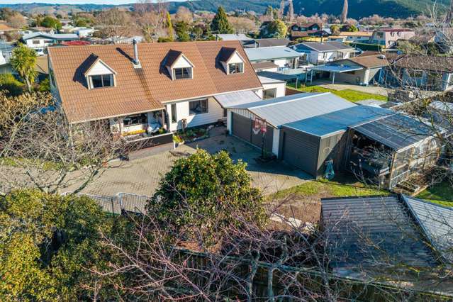 Large Family Living & Amazing Garaging!