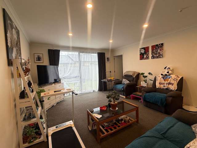 Warm, clean 2 bedroom unit, 3 min walk to town
