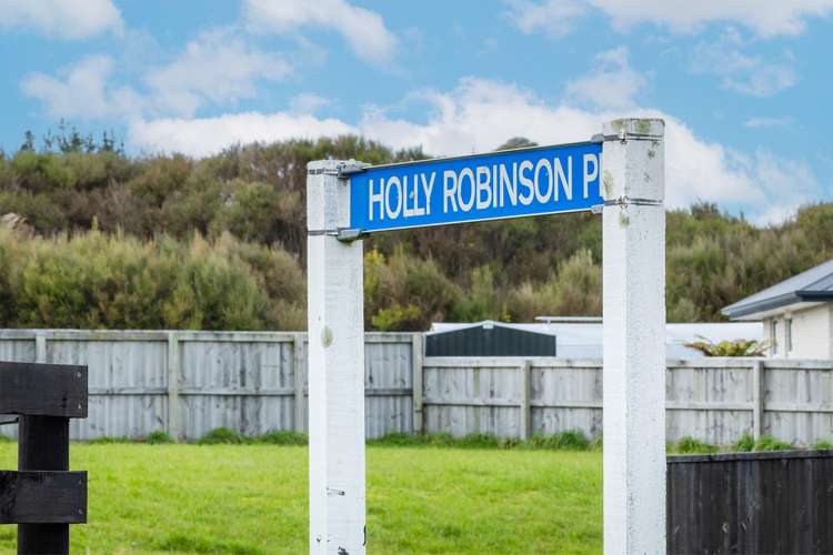 4 Holly Robinson Place_5