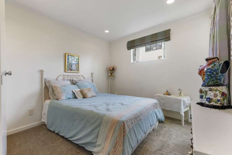 2/15 Bradbury Road Botany Downs_16