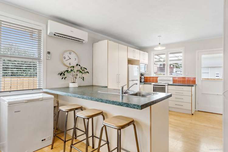 37b Cobham Crescent Kelston_5