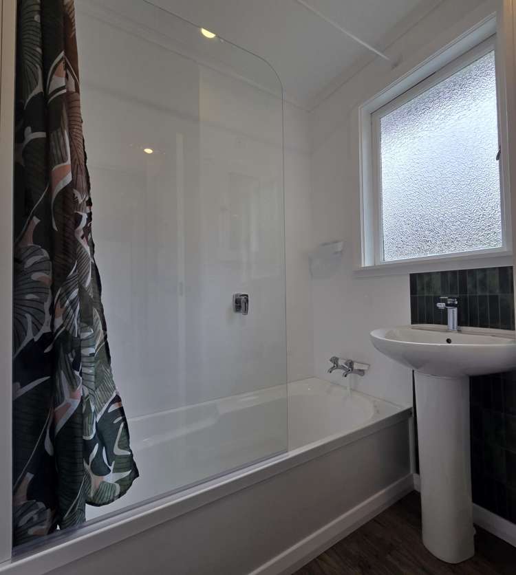 8A Devon Place Cannons Creek_16