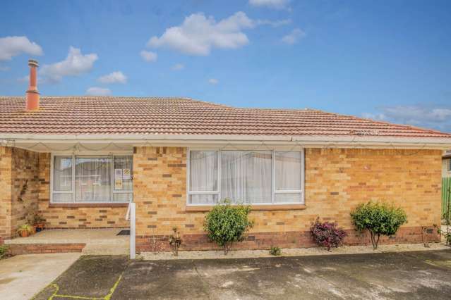 Perfect Starter! Brick and Tile in Golden Circle!