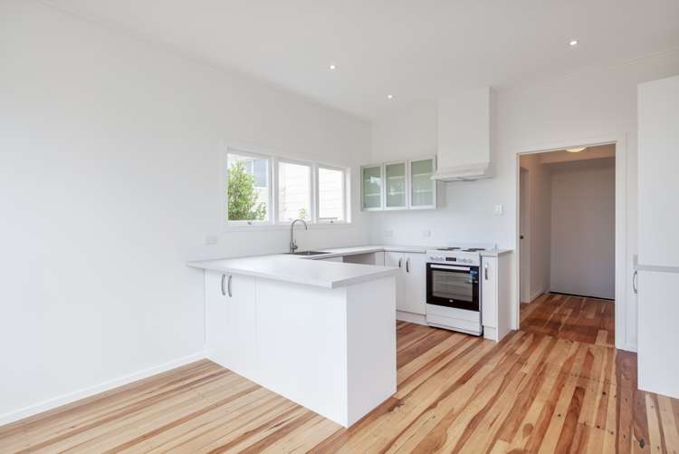 17 Piccadilly Circus Snells Beach_5