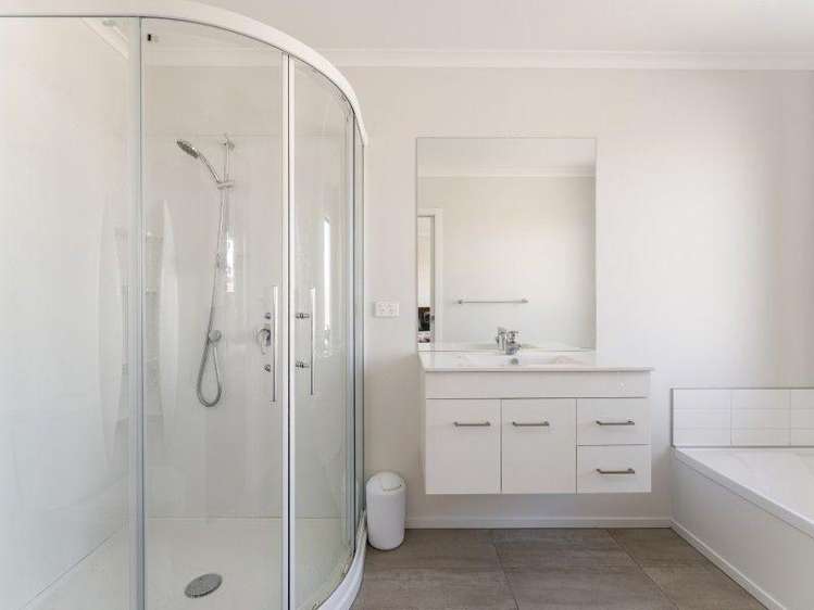 12 Harvard Road Burleigh_5