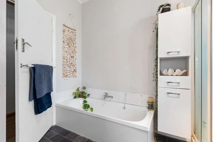 204 High Street South Carterton_11