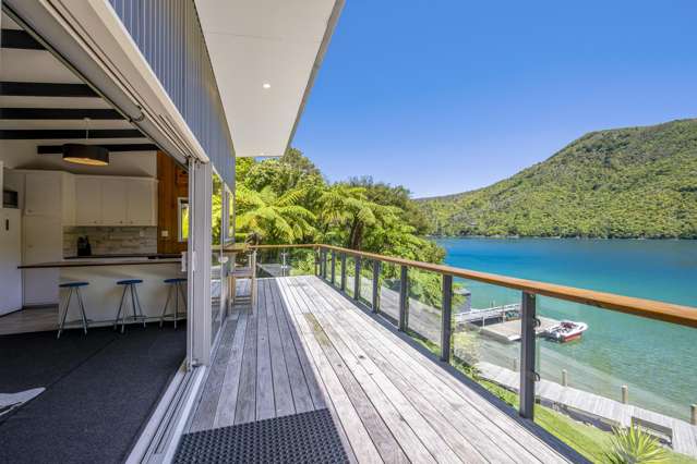 Stunning waterfront escape in Blackwood Bay