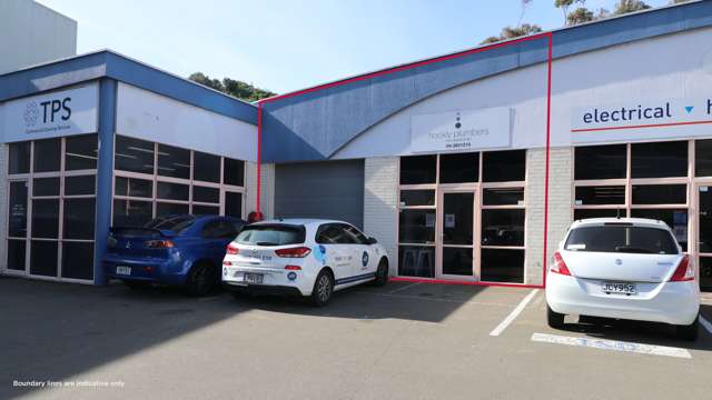 Versatile warehouse and office with car parks