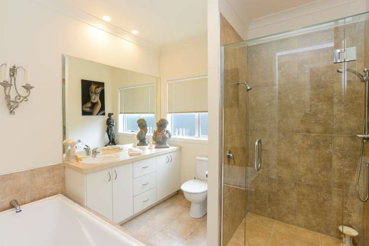 16 Heynes Place Clive_17