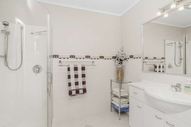 8 Paisley Street Mellons Bay_16