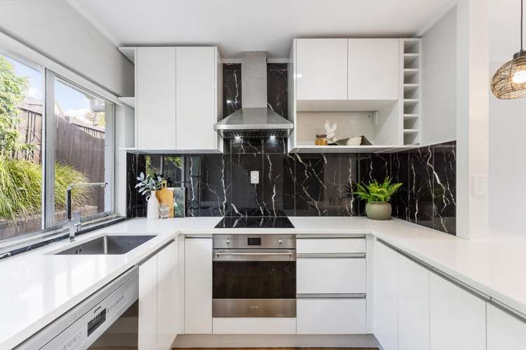 1/17 Emirau Place Glenfield_7