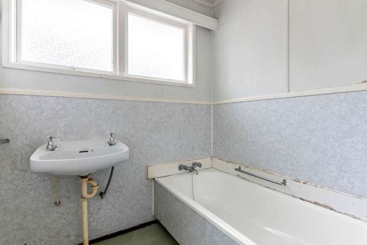 22 Omana Esplanade Maraetai_13