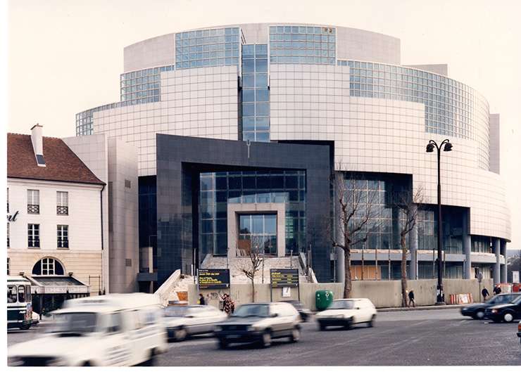 B&W scene of man in white sweater in front of circle of people architect Carlos Ott Bastille Opera