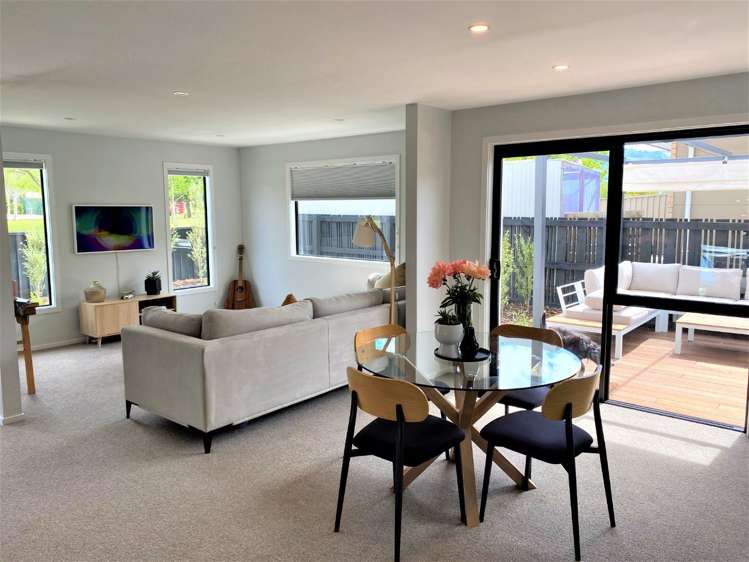 50 Barry Avenue 10126_2