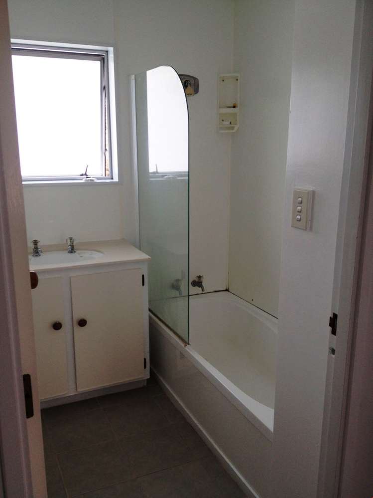 2/134 Bradbury Road Botany Downs_7