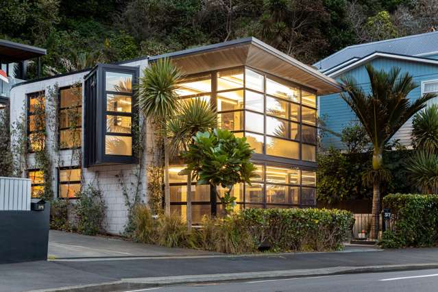 EXQUISITE WATERFRONT LIVING - SLEEK & BESPOKE