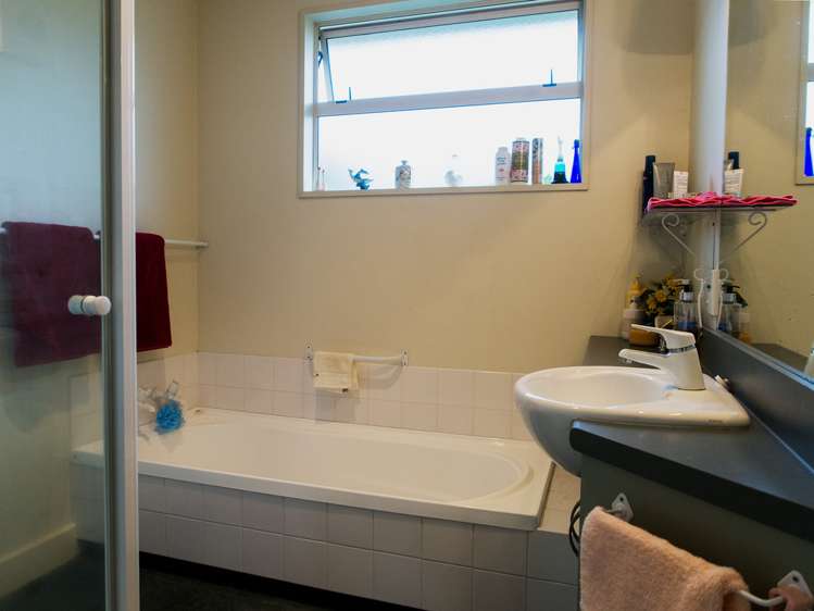 155 Pages Road Marchwiel_7