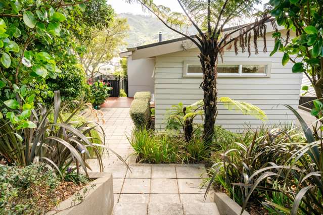 MID-CENTURY MODERN & SUNNY 4-BED FAMILY GEM