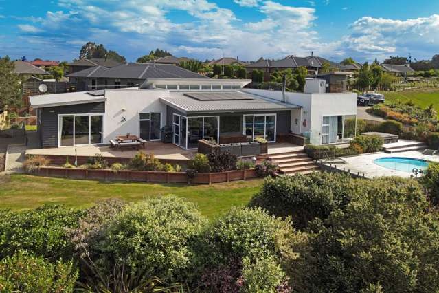 OUTSTANDING LIFESTYLE OPPORTUNITY IN TOWN