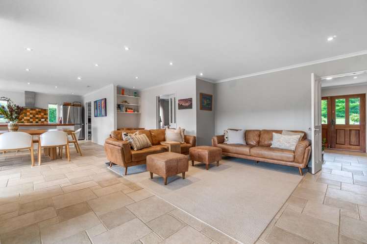 37 Hardens Lane Paremoremo_8