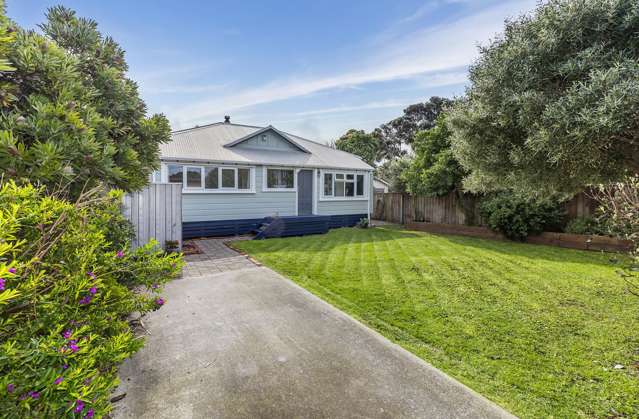 SUNNY, PRIVATE OASIS IN LYALL BAY!