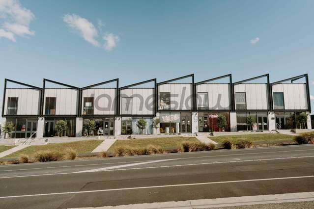 Prime 101m² Road-Front Retail/Warehouse