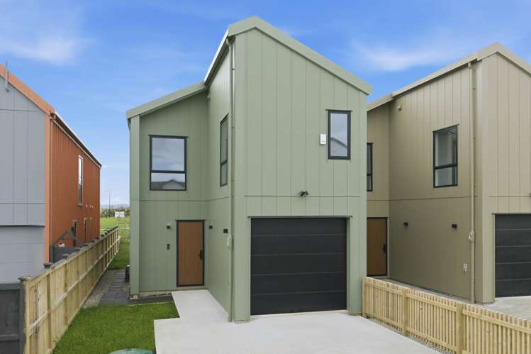 17 Karaka Village Parade_0