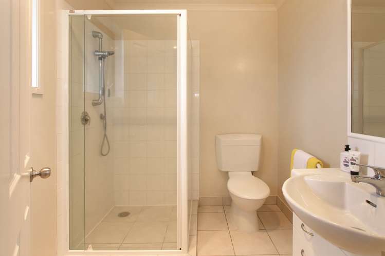 6 Thomas Hamer Place Greenhithe_14