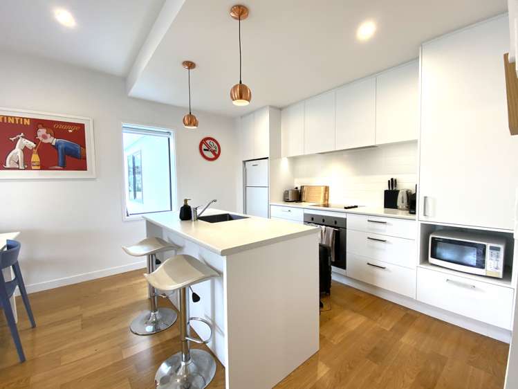 04/987g Mount Eden Road Three Kings_7