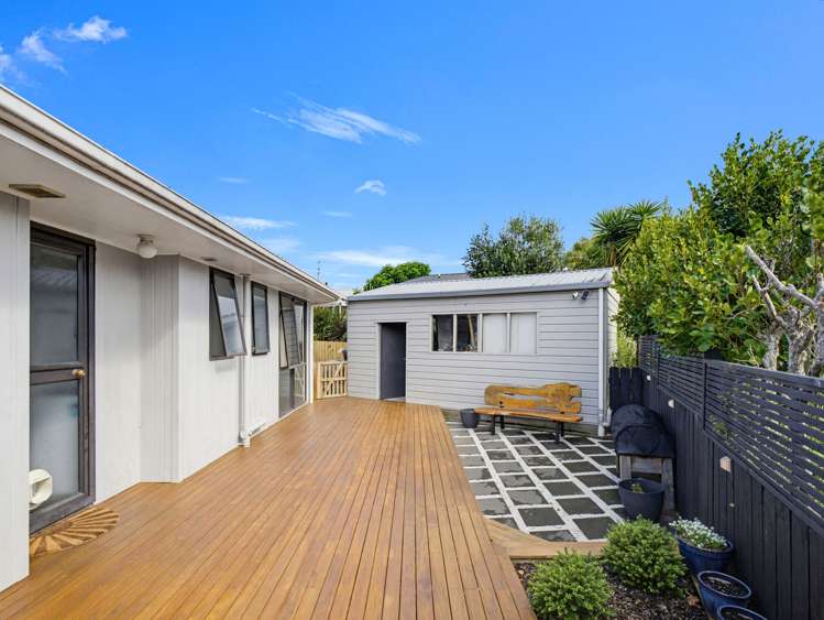 2/342C Royal Road Massey_14