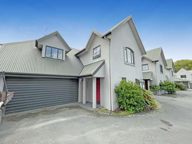RICCARTON - 3 BEDROOM, 2 X BATHROOM TOWNHOUSE, DOUBLE GARAGE